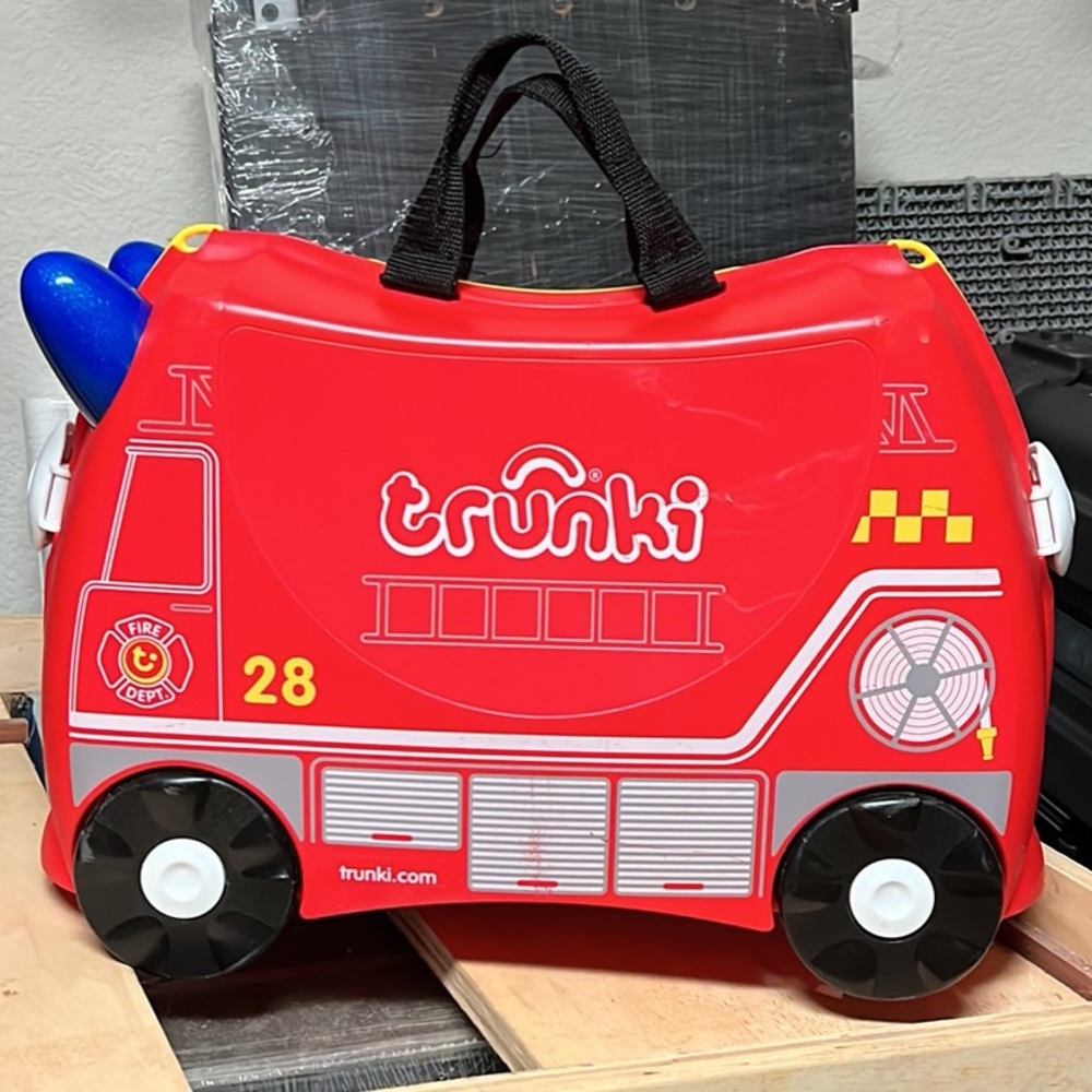 Trunki ride on Fire Truck Red travel suitcase